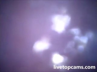 Adolescent cums gefilmd van binnenin een vagina bij livetopcams pt1