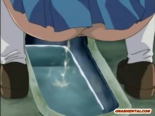 Japońskie koedukacyjne anime dostaje palcówka jej tyłek