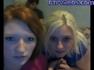 Webcam bertiga dengan 2 miang/gatal remaja pussies